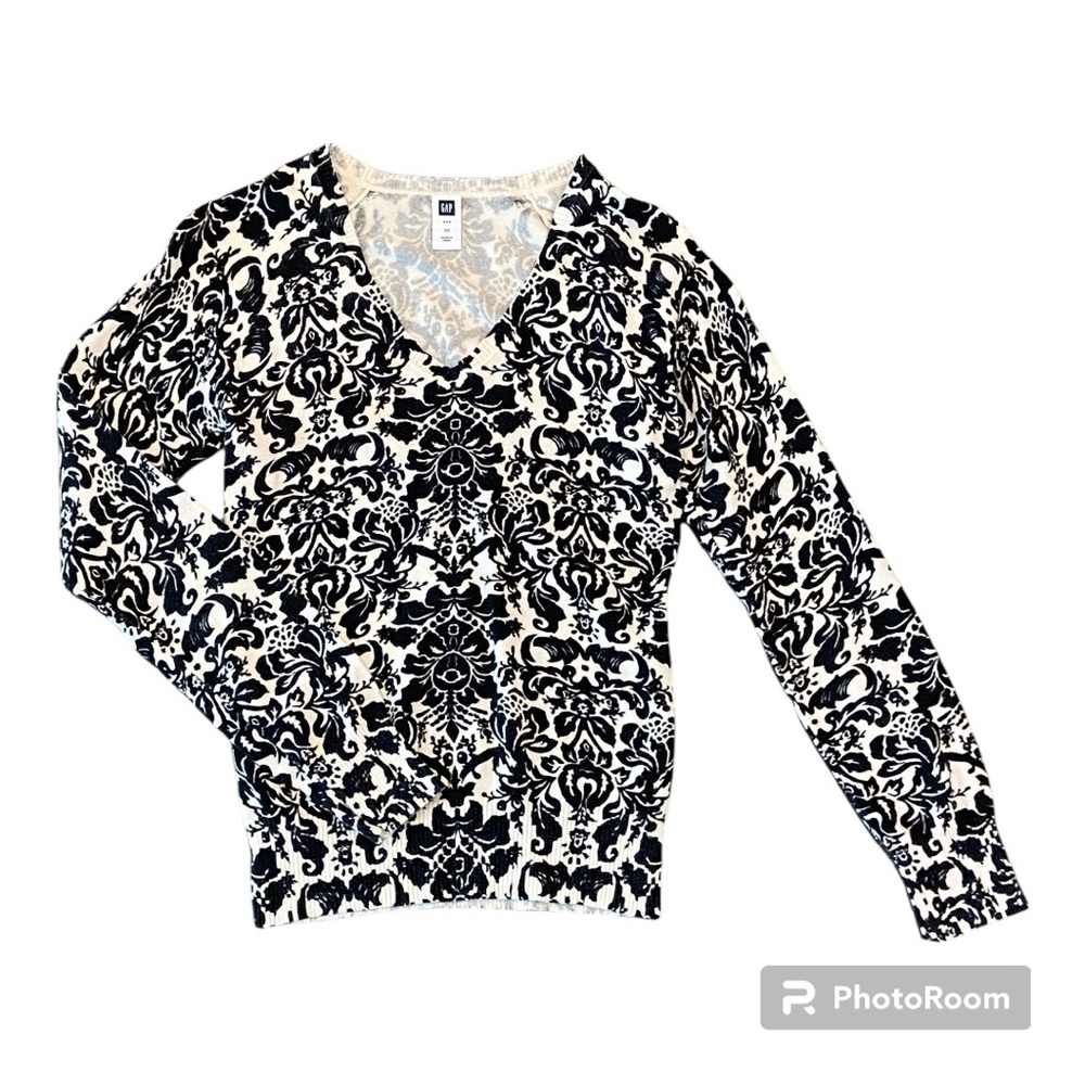 Gap black and white sweater